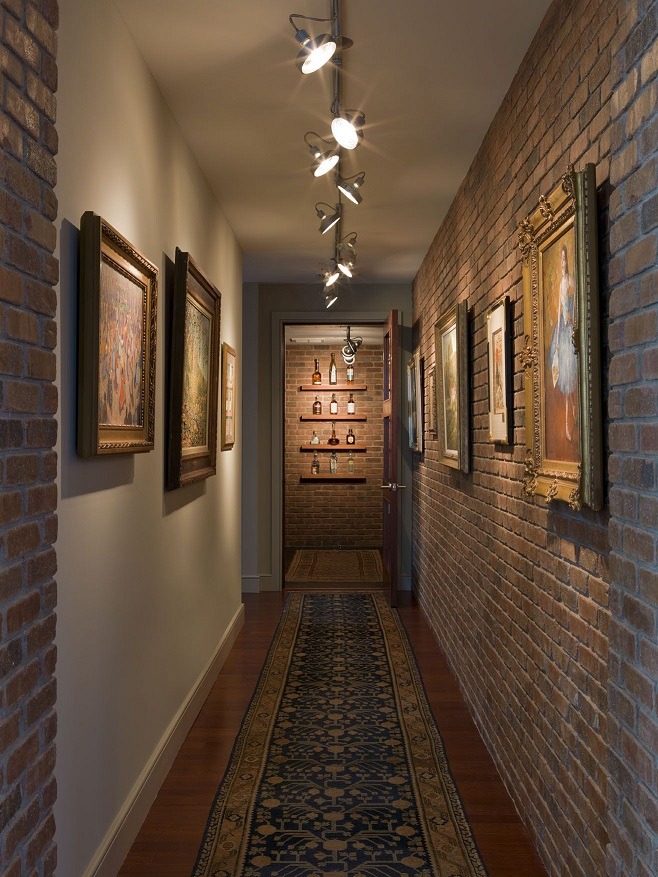 lampy sufitowe na korytarz - ściana z cegły